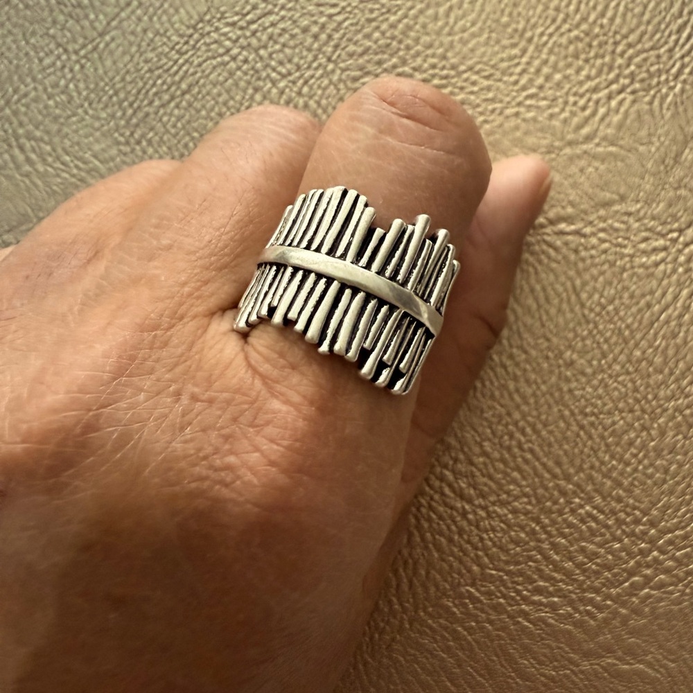 Elegant Silver Band Ring - Picture 2 of 7
